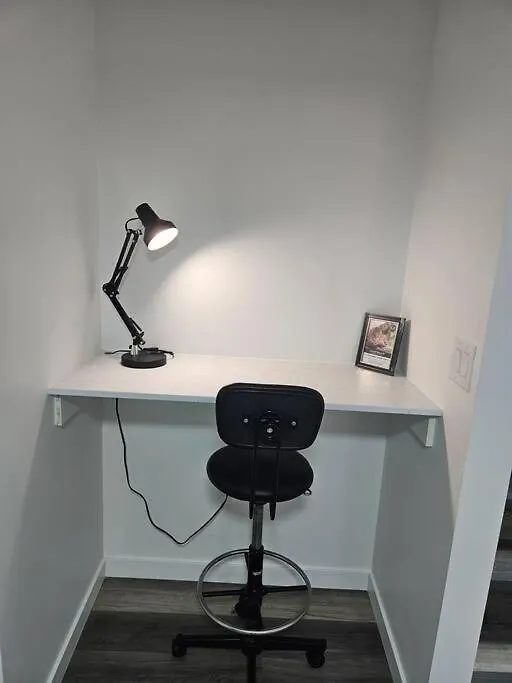 Entire Basement Suite With Private Entrance 温尼伯 加拿大