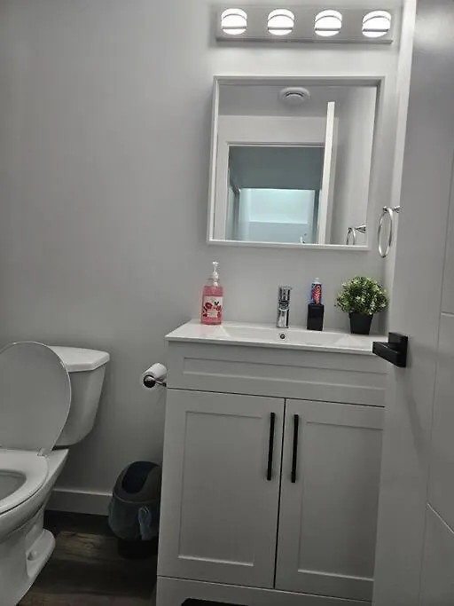 Entire Basement Suite With Private Entrance 温尼伯 加拿大