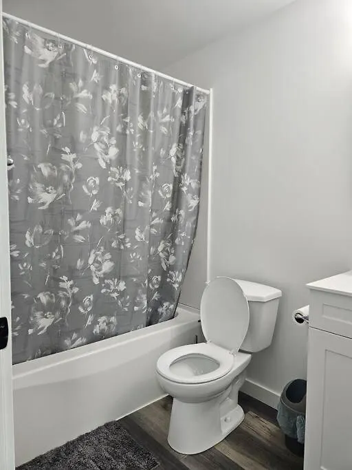 Entire Basement Suite With Private Entrance 温尼伯