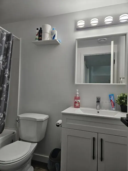 Entire Basement Suite With Private Entrance 温尼伯 0*,  加拿大
