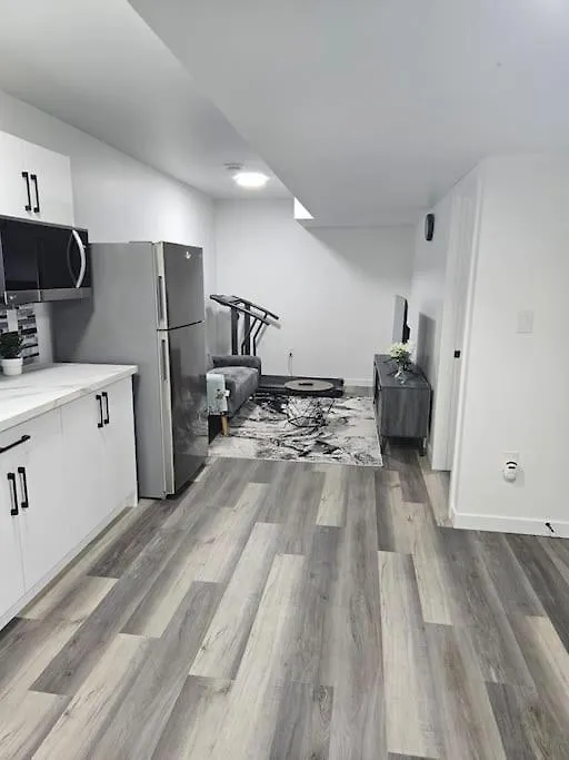 Entire Basement Suite With Private Entrance 温尼伯